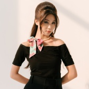 JESMARY - Khăn Twilly In Hình Nghệ Sĩ: Phụ Kiện Fandom “Quốc Dân” Không Thể Rời Mắt